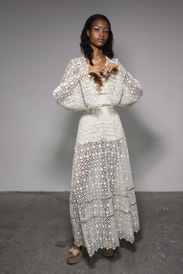 مجموعة Elie Saab لربيع وصيف 2023 تحاكي المرأة المعتدّة بخياراتها والفارضة لأنوثتها