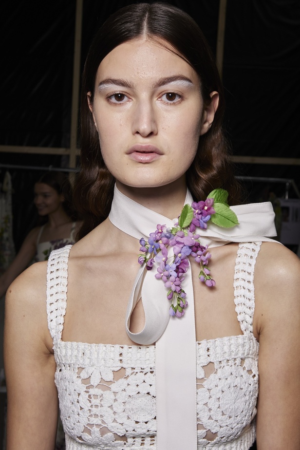 مجموعة Elie Saab لربيع وصيف 2023 تحاكي المرأة المعتدّة بخياراتها والفارضة لأنوثتها