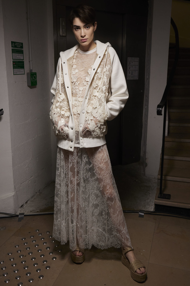 مجموعة Elie Saab لربيع وصيف 2023 تحاكي المرأة المعتدّة بخياراتها والفارضة لأنوثتها