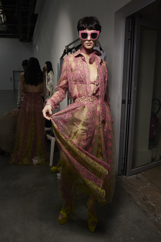 مجموعة Elie Saab لربيع وصيف 2023 تحاكي المرأة المعتدّة بخياراتها والفارضة لأنوثتها