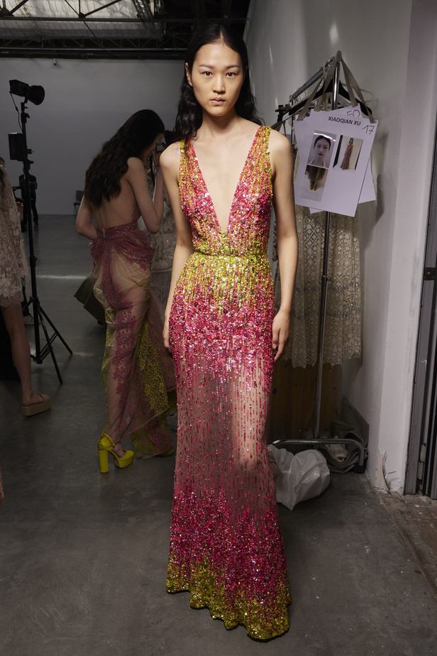 مجموعة Elie Saab لربيع وصيف 2023 تحاكي المرأة المعتدّة بخياراتها والفارضة لأنوثتها