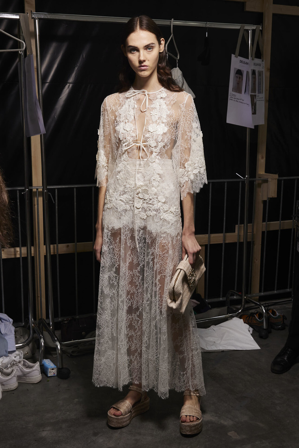 مجموعة Elie Saab لربيع وصيف 2023 تحاكي المرأة المعتدّة بخياراتها والفارضة لأنوثتها