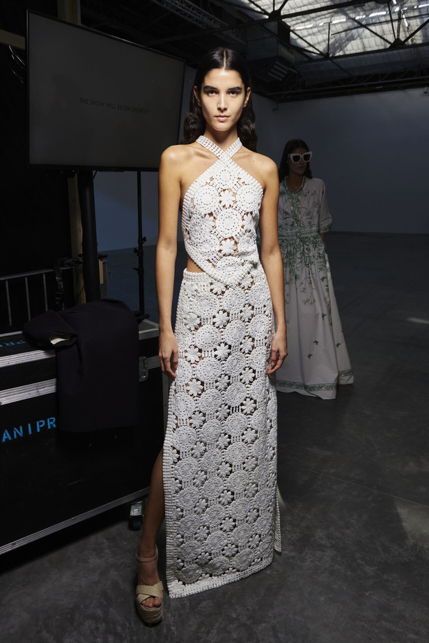 مجموعة Elie Saab لربيع وصيف 2023 تحاكي المرأة المعتدّة بخياراتها والفارضة لأنوثتها