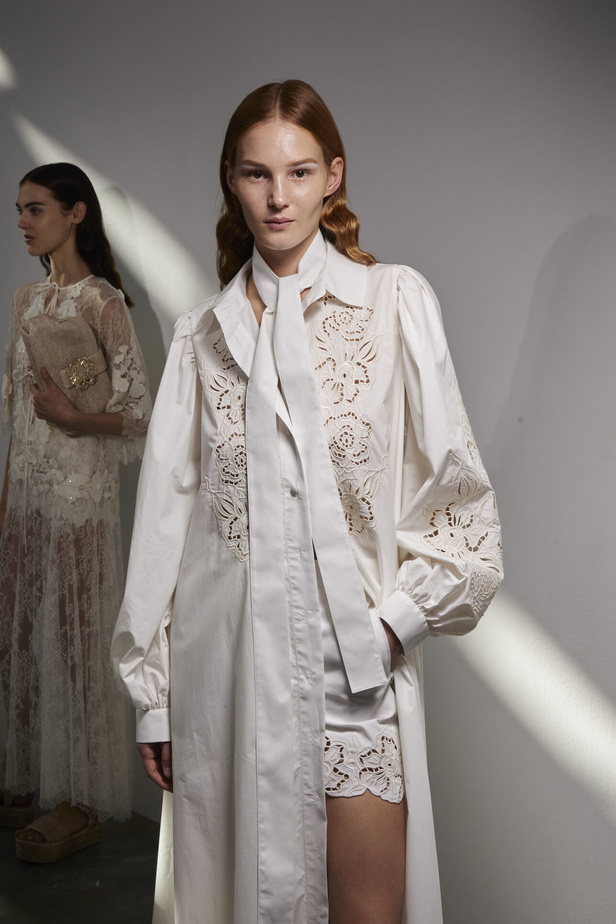 مجموعة Elie Saab لربيع وصيف 2023 تحاكي المرأة المعتدّة بخياراتها والفارضة لأنوثتها