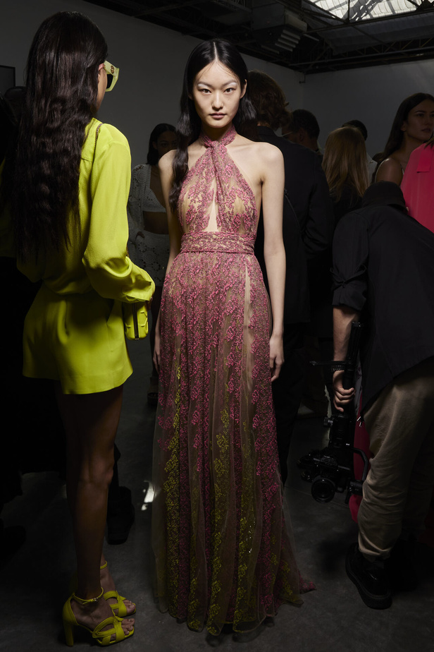 مجموعة Elie Saab لربيع وصيف 2023 تحاكي المرأة المعتدّة بخياراتها والفارضة لأنوثتها