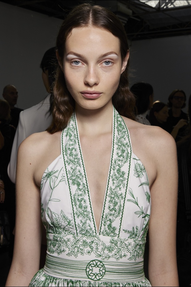 مجموعة Elie Saab لربيع وصيف 2023 تحاكي المرأة المعتدّة بخياراتها والفارضة لأنوثتها