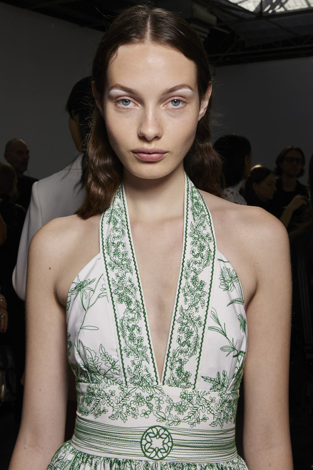 مجموعة Elie Saab لربيع وصيف 2023 تحاكي المرأة المعتدّة بخياراتها والفارضة لأنوثتها