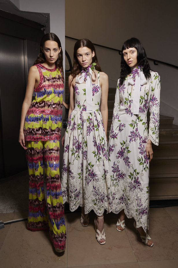 مجموعة Elie Saab لربيع وصيف 2023 تحاكي المرأة المعتدّة بخياراتها والفارضة لأنوثتها