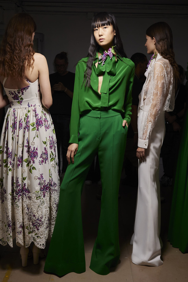 مجموعة Elie Saab لربيع وصيف 2023 تحاكي المرأة المعتدّة بخياراتها والفارضة لأنوثتها