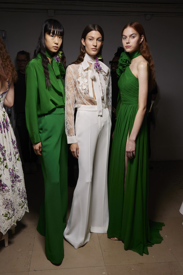 مجموعة Elie Saab لربيع وصيف 2023 تحاكي المرأة المعتدّة بخياراتها والفارضة لأنوثتها