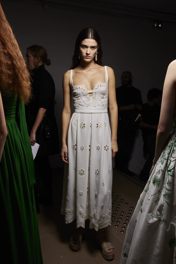 مجموعة Elie Saab لربيع وصيف 2023 تحاكي المرأة المعتدّة بخياراتها والفارضة لأنوثتها