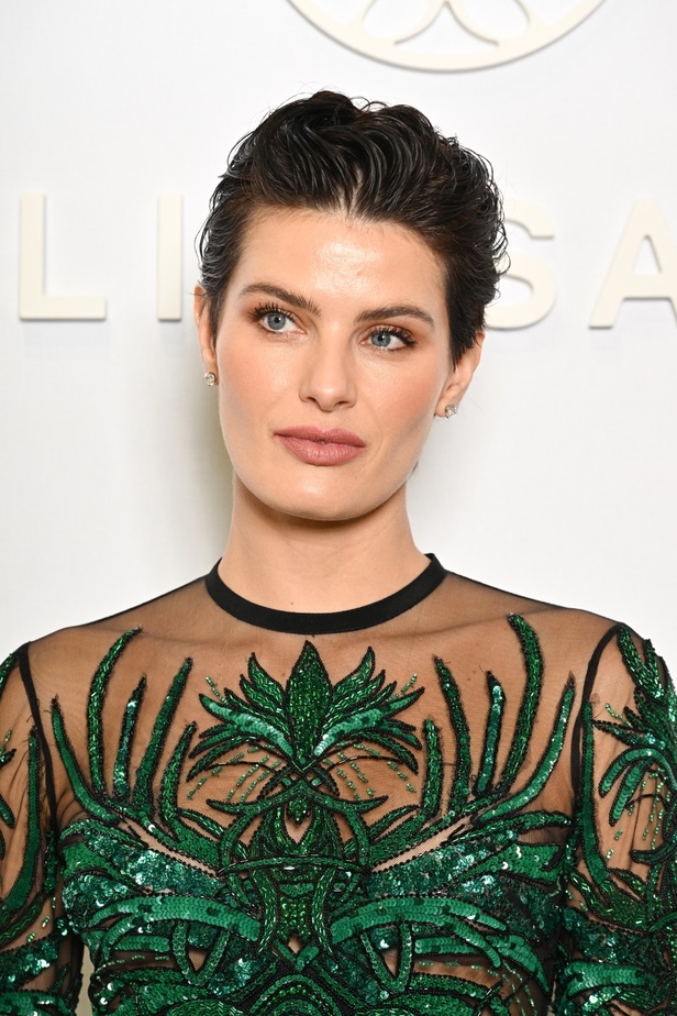 مجموعة Elie Saab لربيع وصيف 2023 تحاكي المرأة المعتدّة بخياراتها والفارضة لأنوثتها