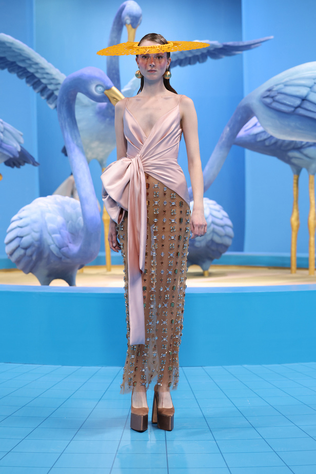 مجموعة جورج حبيقة لربيع وصيف 2023 من وحي طائر الفلامينغو