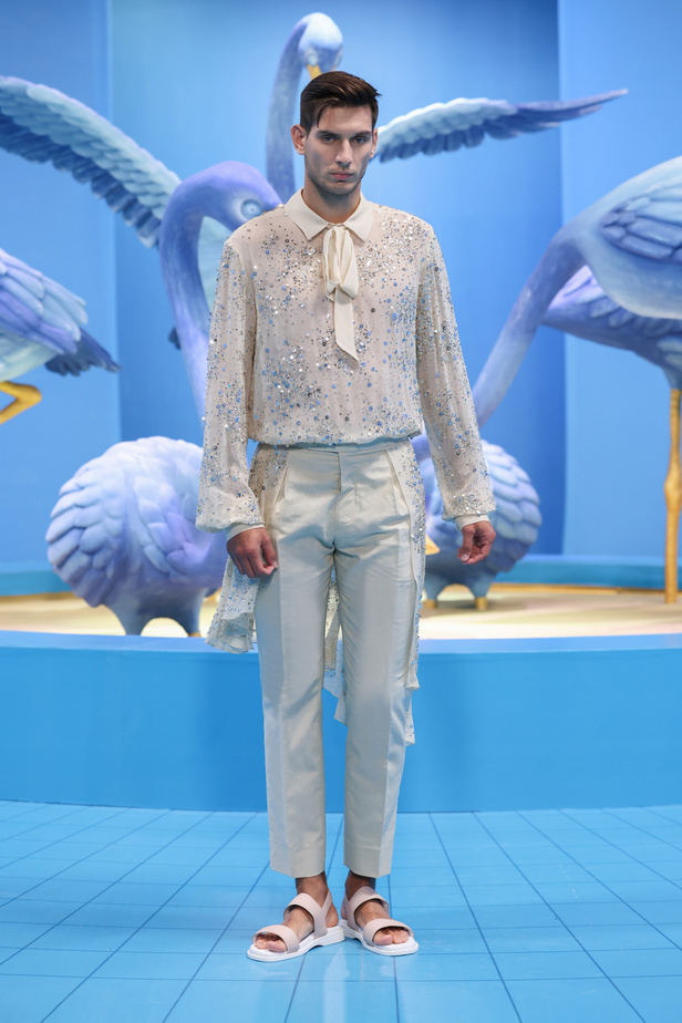 مجموعة جورج حبيقة لربيع وصيف 2023 من وحي طائر الفلامينغو