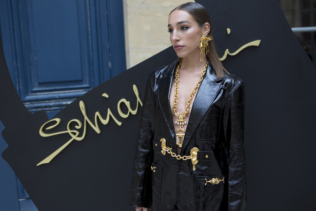 للمرأة الفريدة.. مجموعة Schiaparelli بتفاصيلها الصارخة لربيع وصيف 2023