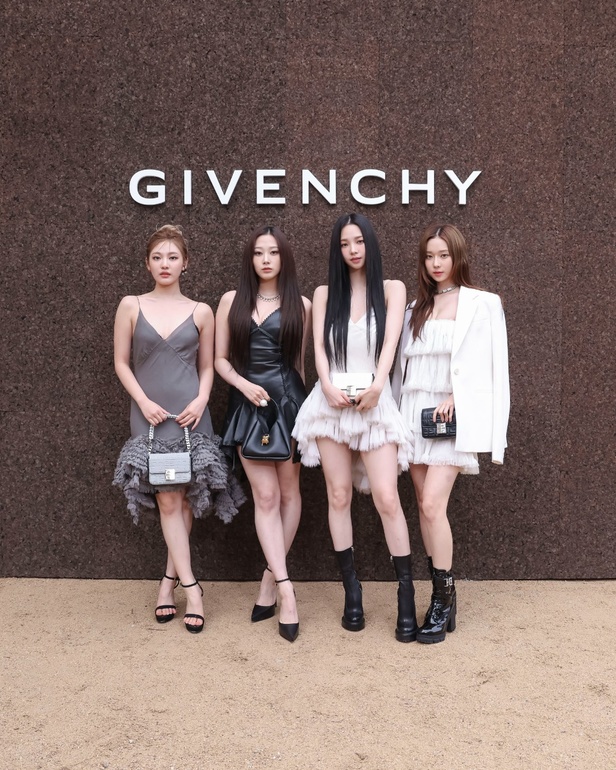 عرض أزياء Givenchy لربيع وصيف 2022 يحيي موضة التصاميم الكاجوال والشبابية