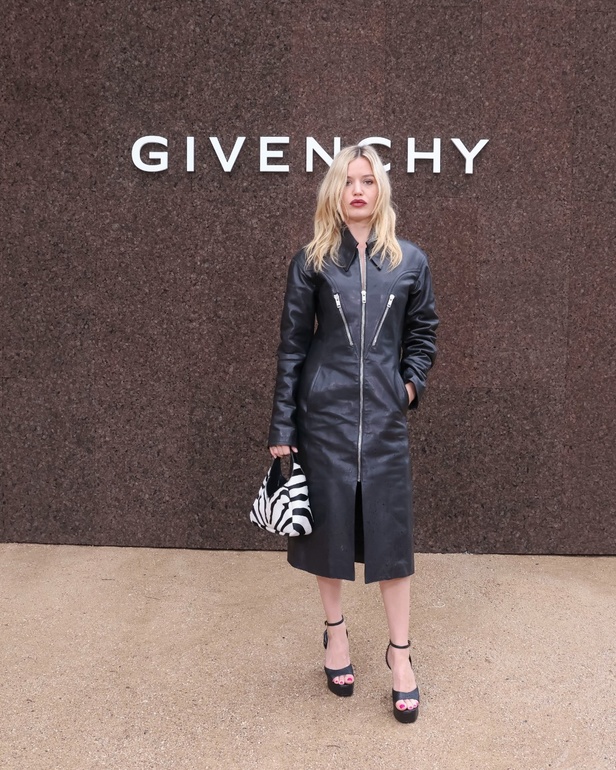 عرض أزياء Givenchy لربيع وصيف 2022 يحيي موضة التصاميم الكاجوال والشبابية