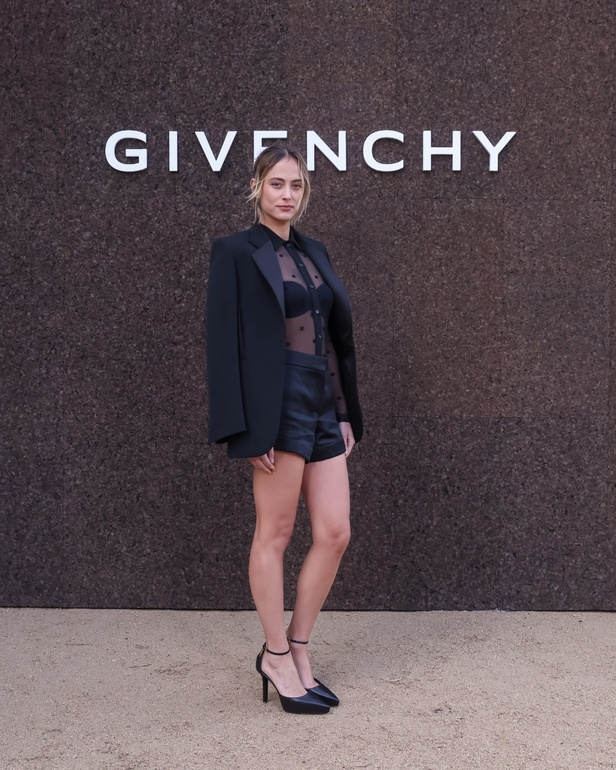 عرض أزياء Givenchy لربيع وصيف 2022 يحيي موضة التصاميم الكاجوال والشبابية