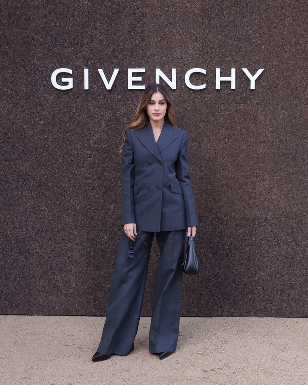 عرض أزياء Givenchy لربيع وصيف 2022 يحيي موضة التصاميم الكاجوال والشبابية