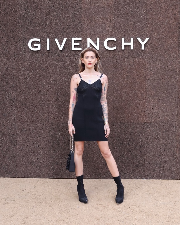 عرض أزياء Givenchy لربيع وصيف 2022 يحيي موضة التصاميم الكاجوال والشبابية