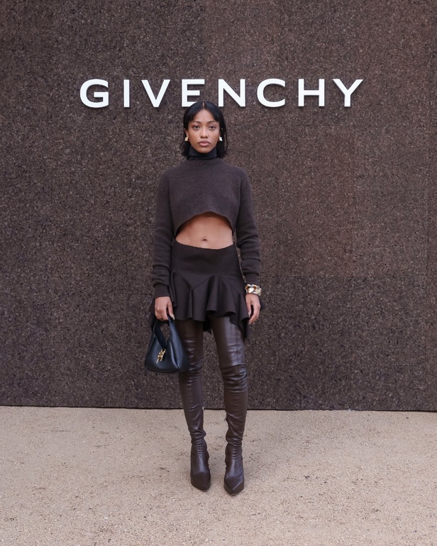 عرض أزياء Givenchy لربيع وصيف 2022 يحيي موضة التصاميم الكاجوال والشبابية