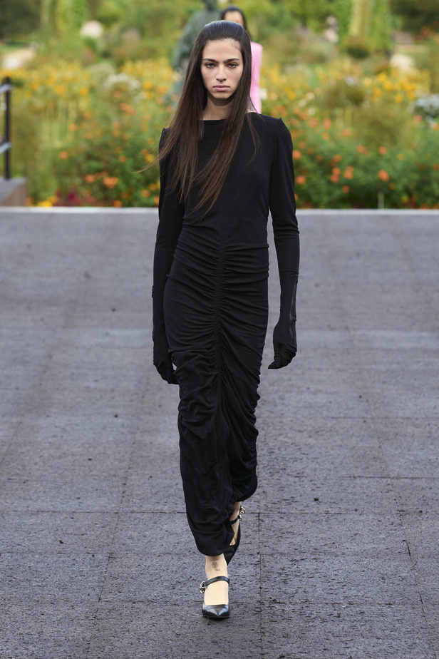 عرض أزياء Givenchy لربيع وصيف 2022 يحيي موضة التصاميم الكاجوال والشبابية