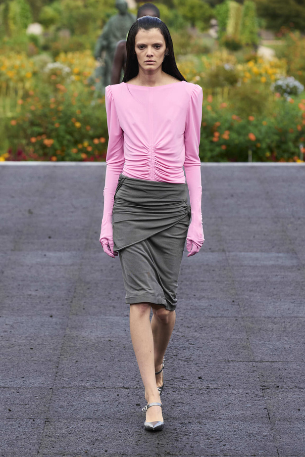 عرض أزياء Givenchy لربيع وصيف 2022 يحيي موضة التصاميم الكاجوال والشبابية