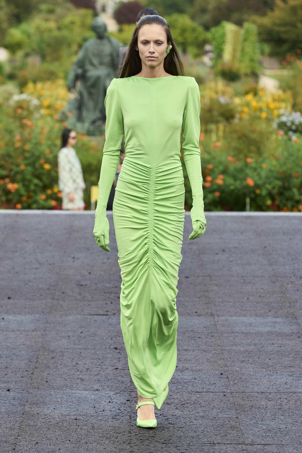 عرض أزياء Givenchy لربيع وصيف 2022 يحيي موضة التصاميم الكاجوال والشبابية