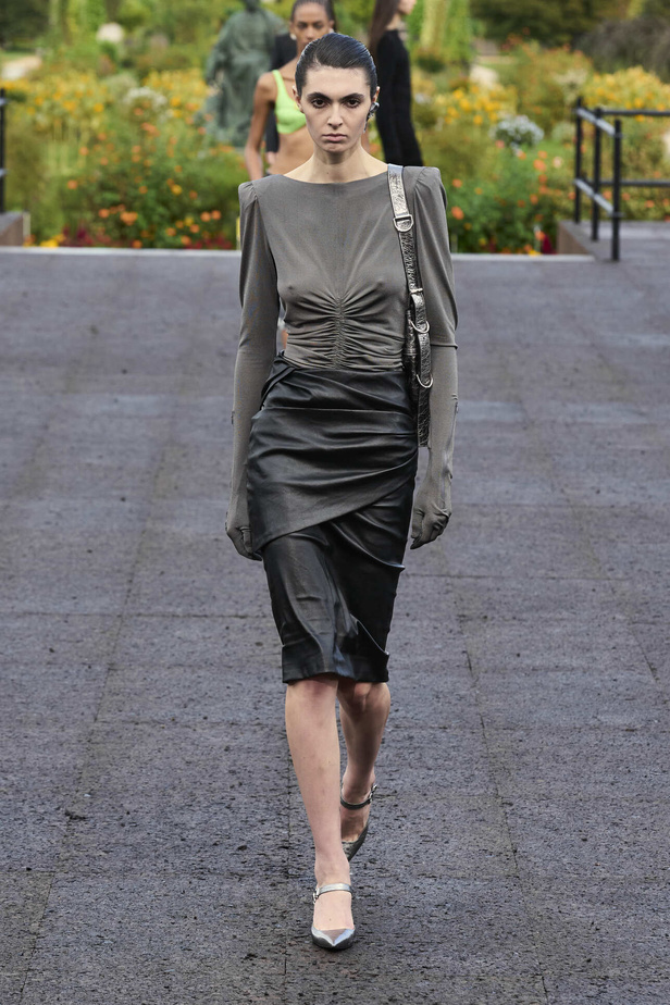 عرض أزياء Givenchy لربيع وصيف 2022 يحيي موضة التصاميم الكاجوال والشبابية