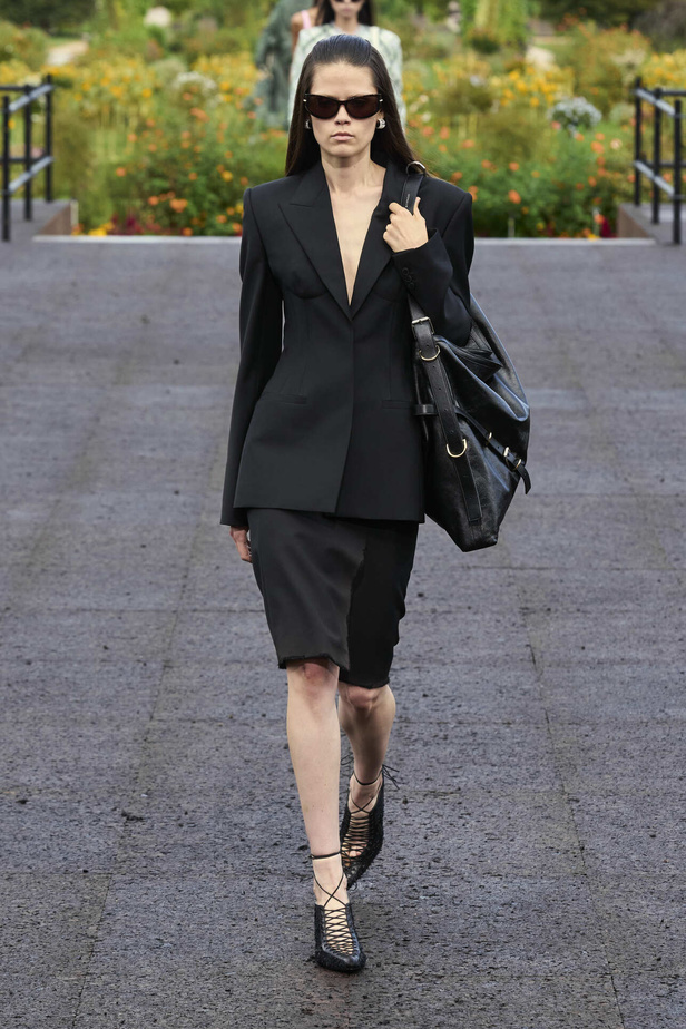 عرض أزياء Givenchy لربيع وصيف 2022 يحيي موضة التصاميم الكاجوال والشبابية