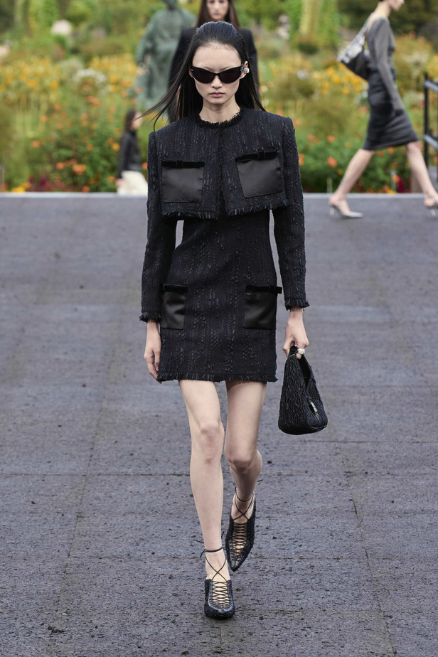 عرض أزياء Givenchy لربيع وصيف 2022 يحيي موضة التصاميم الكاجوال والشبابية