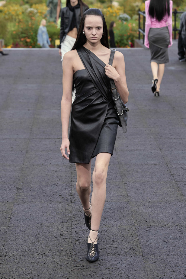 عرض أزياء Givenchy لربيع وصيف 2022 يحيي موضة التصاميم الكاجوال والشبابية