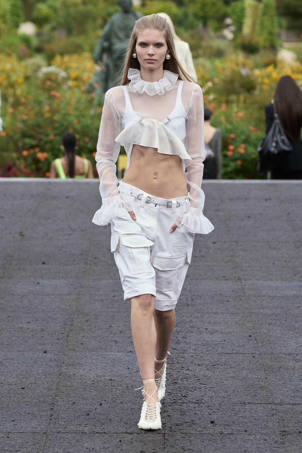 عرض أزياء Givenchy لربيع وصيف 2022 يحيي موضة التصاميم الكاجوال والشبابية