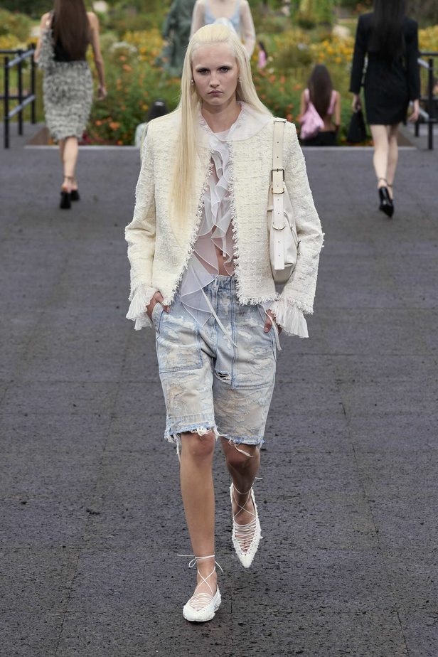 عرض أزياء Givenchy لربيع وصيف 2022 يحيي موضة التصاميم الكاجوال والشبابية