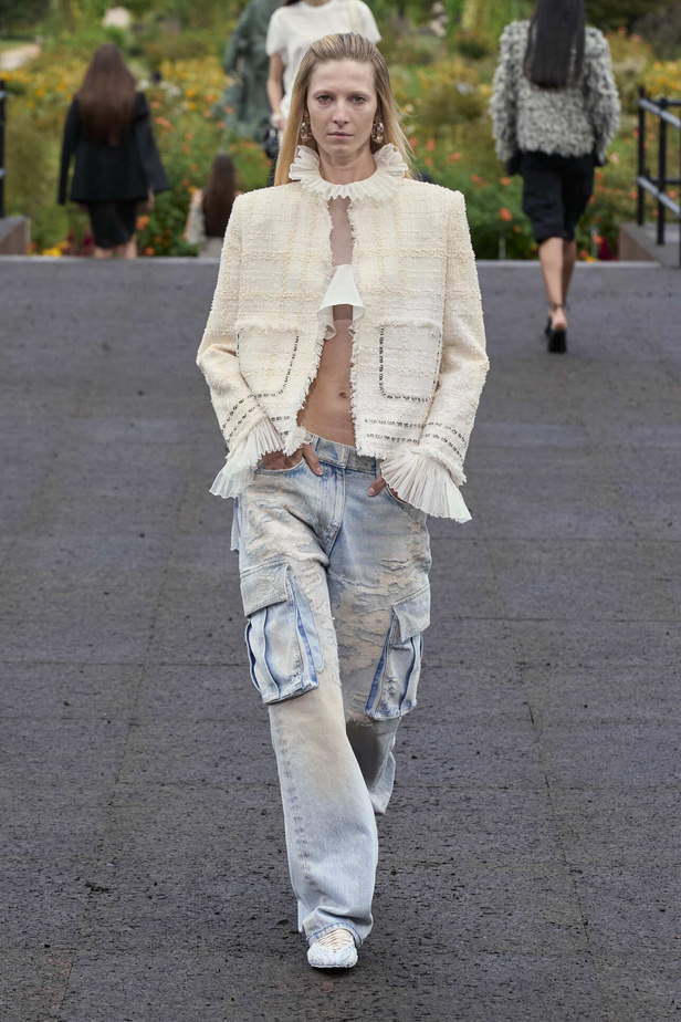 عرض أزياء Givenchy لربيع وصيف 2022 يحيي موضة التصاميم الكاجوال والشبابية