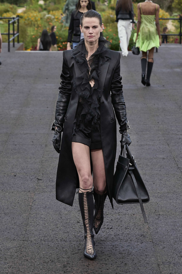 عرض أزياء Givenchy لربيع وصيف 2022 يحيي موضة التصاميم الكاجوال والشبابية