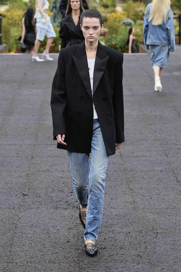 عرض أزياء Givenchy لربيع وصيف 2022 يحيي موضة التصاميم الكاجوال والشبابية