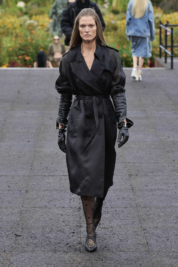 عرض أزياء Givenchy لربيع وصيف 2022 يحيي موضة التصاميم الكاجوال والشبابية