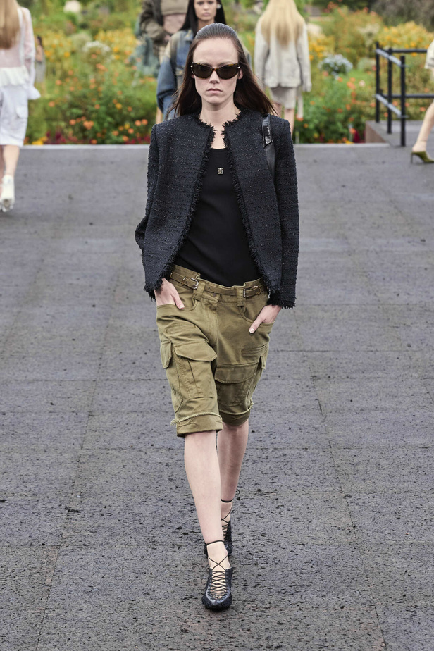 عرض أزياء Givenchy لربيع وصيف 2022 يحيي موضة التصاميم الكاجوال والشبابية