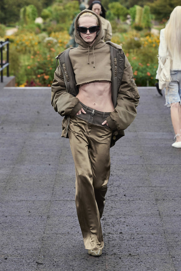 عرض أزياء Givenchy لربيع وصيف 2022 يحيي موضة التصاميم الكاجوال والشبابية