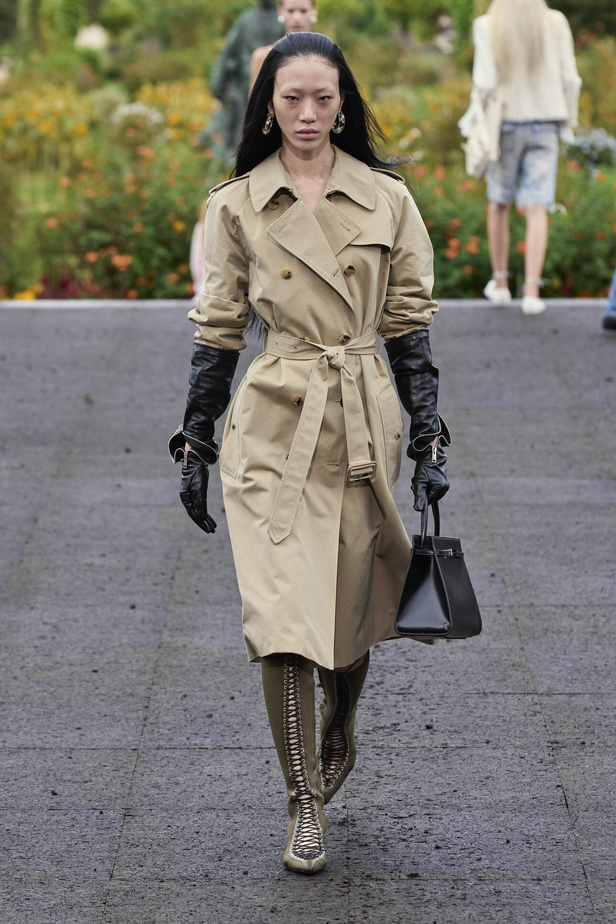 عرض أزياء Givenchy لربيع وصيف 2022 يحيي موضة التصاميم الكاجوال والشبابية