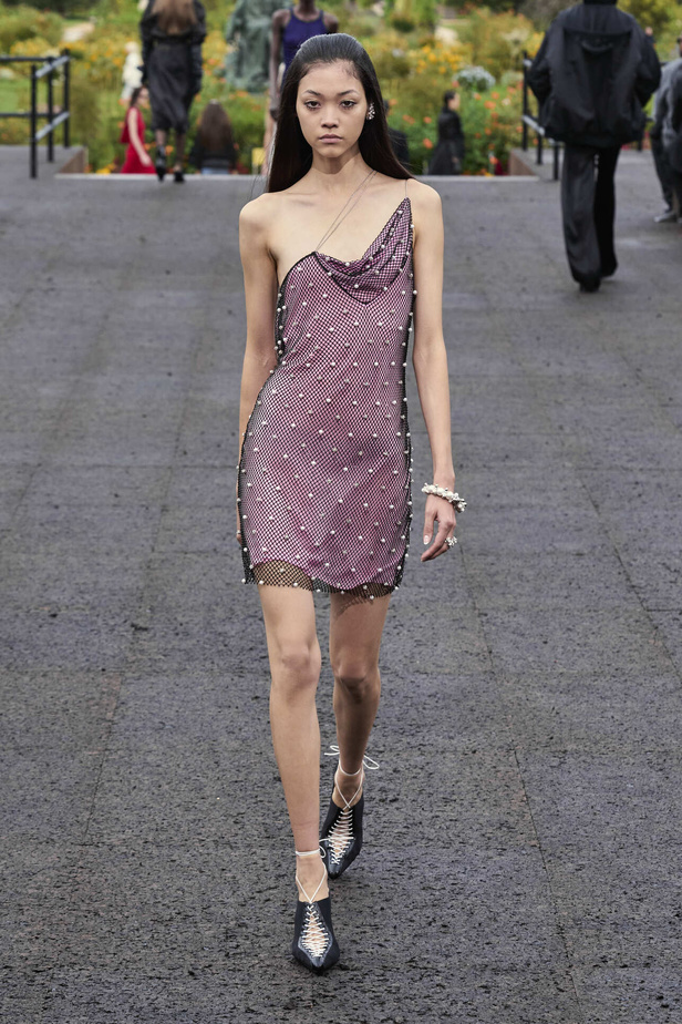 عرض أزياء Givenchy لربيع وصيف 2022 يحيي موضة التصاميم الكاجوال والشبابية