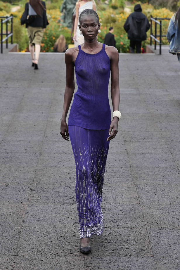 عرض أزياء Givenchy لربيع وصيف 2022 يحيي موضة التصاميم الكاجوال والشبابية