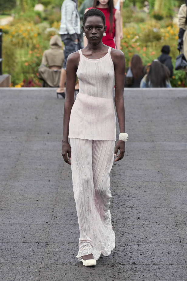 عرض أزياء Givenchy لربيع وصيف 2022 يحيي موضة التصاميم الكاجوال والشبابية