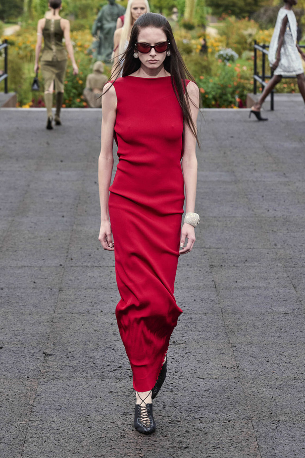 عرض أزياء Givenchy لربيع وصيف 2022 يحيي موضة التصاميم الكاجوال والشبابية