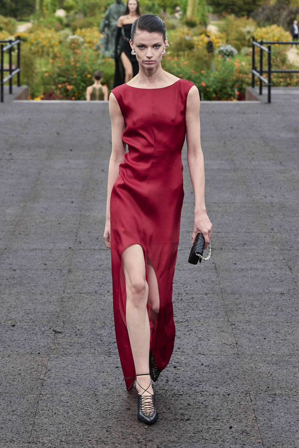 عرض أزياء Givenchy لربيع وصيف 2022 يحيي موضة التصاميم الكاجوال والشبابية