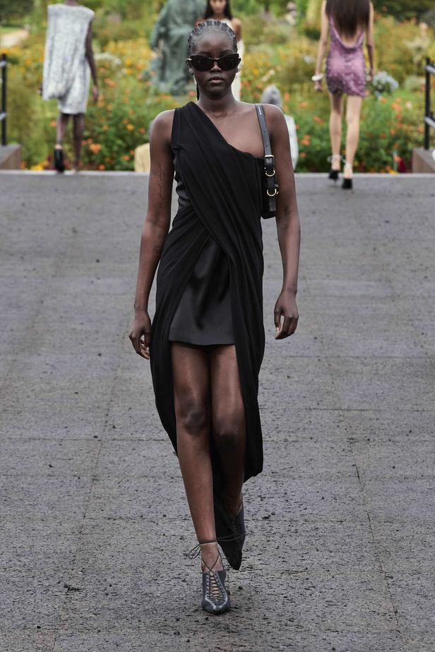 عرض أزياء Givenchy لربيع وصيف 2022 يحيي موضة التصاميم الكاجوال والشبابية