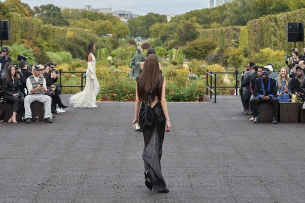 عرض أزياء Givenchy لربيع وصيف 2022 يحيي موضة التصاميم الكاجوال والشبابية