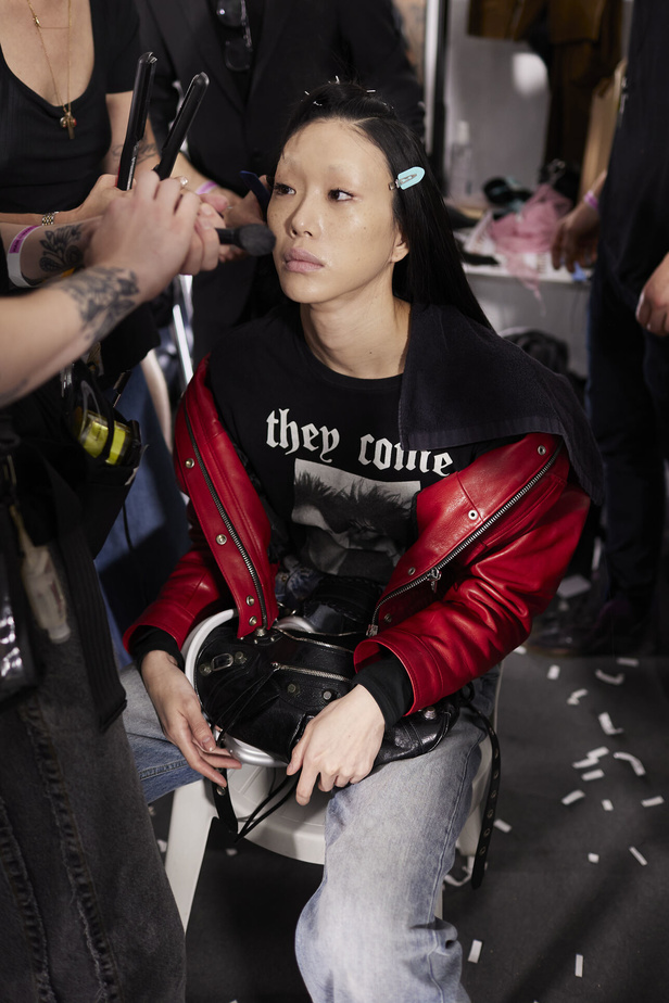 عرض أزياء Givenchy لربيع وصيف 2022 يحيي موضة التصاميم الكاجوال والشبابية