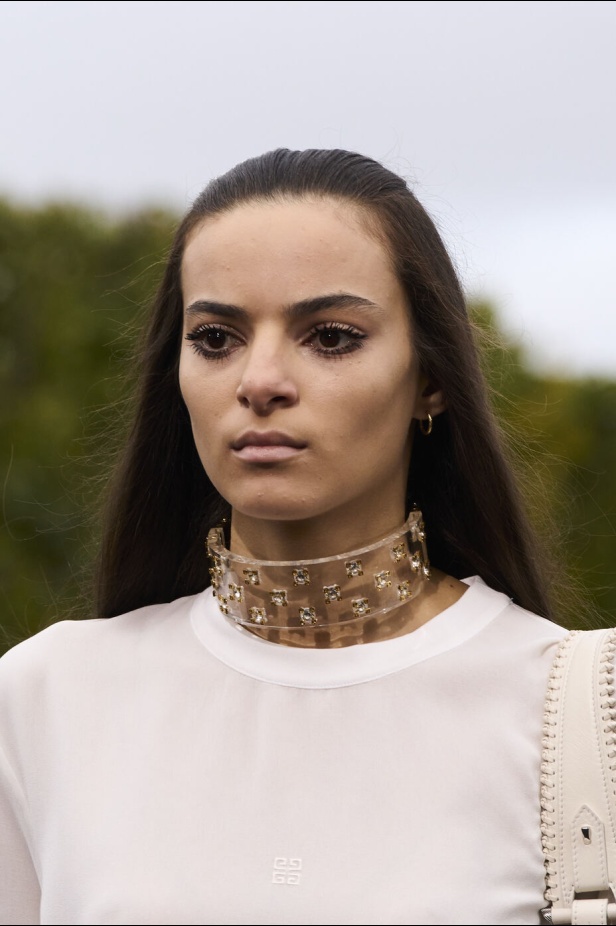 عرض أزياء Givenchy لربيع وصيف 2022 يحيي موضة التصاميم الكاجوال والشبابية